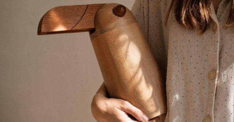 crafted from dual-tone solid oak, TUPI lamp by estudio gris resembles bird at rest